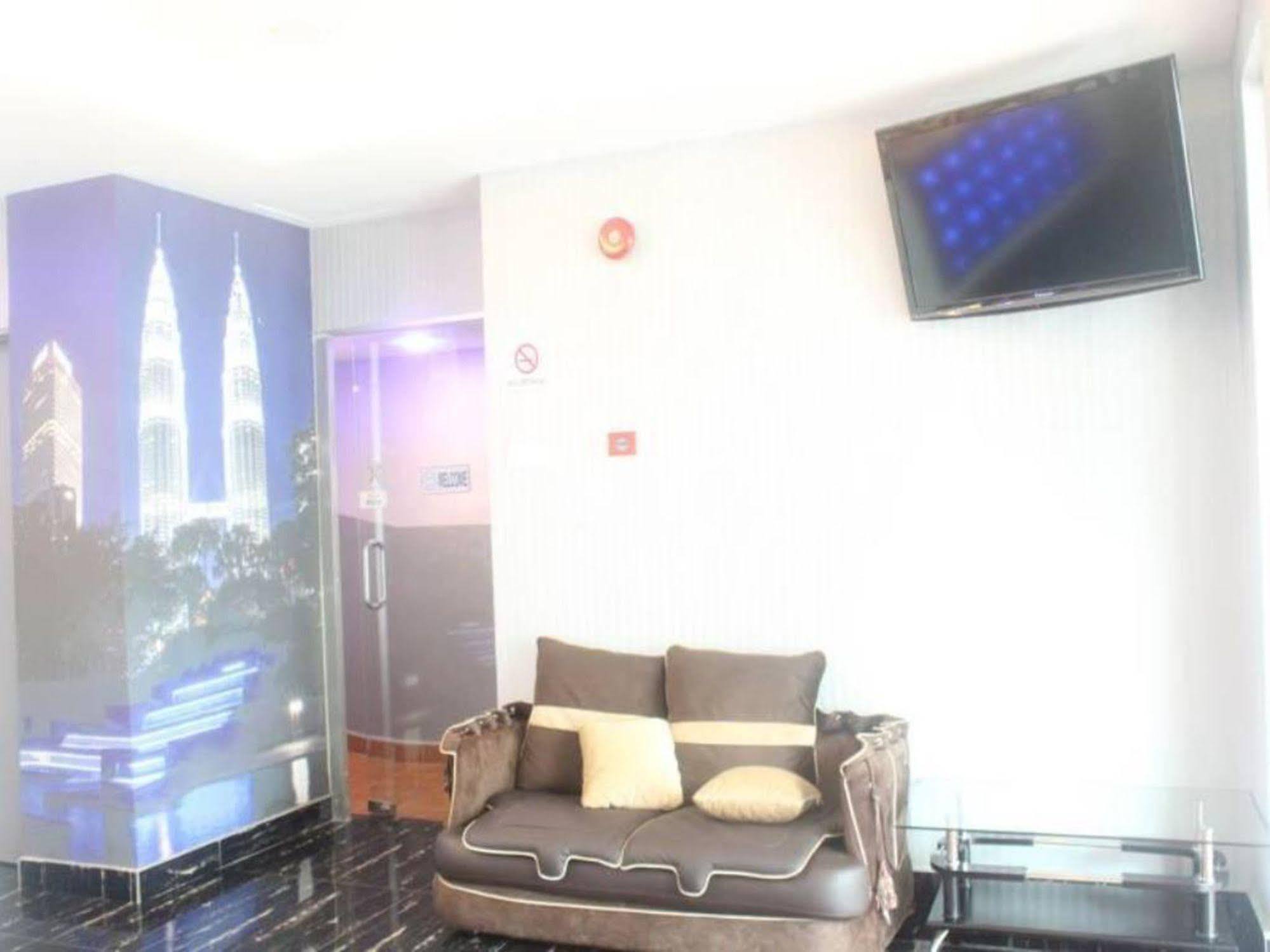 Oyo 176 Hotel Q Inn Petaling Jaya Exteriör bild