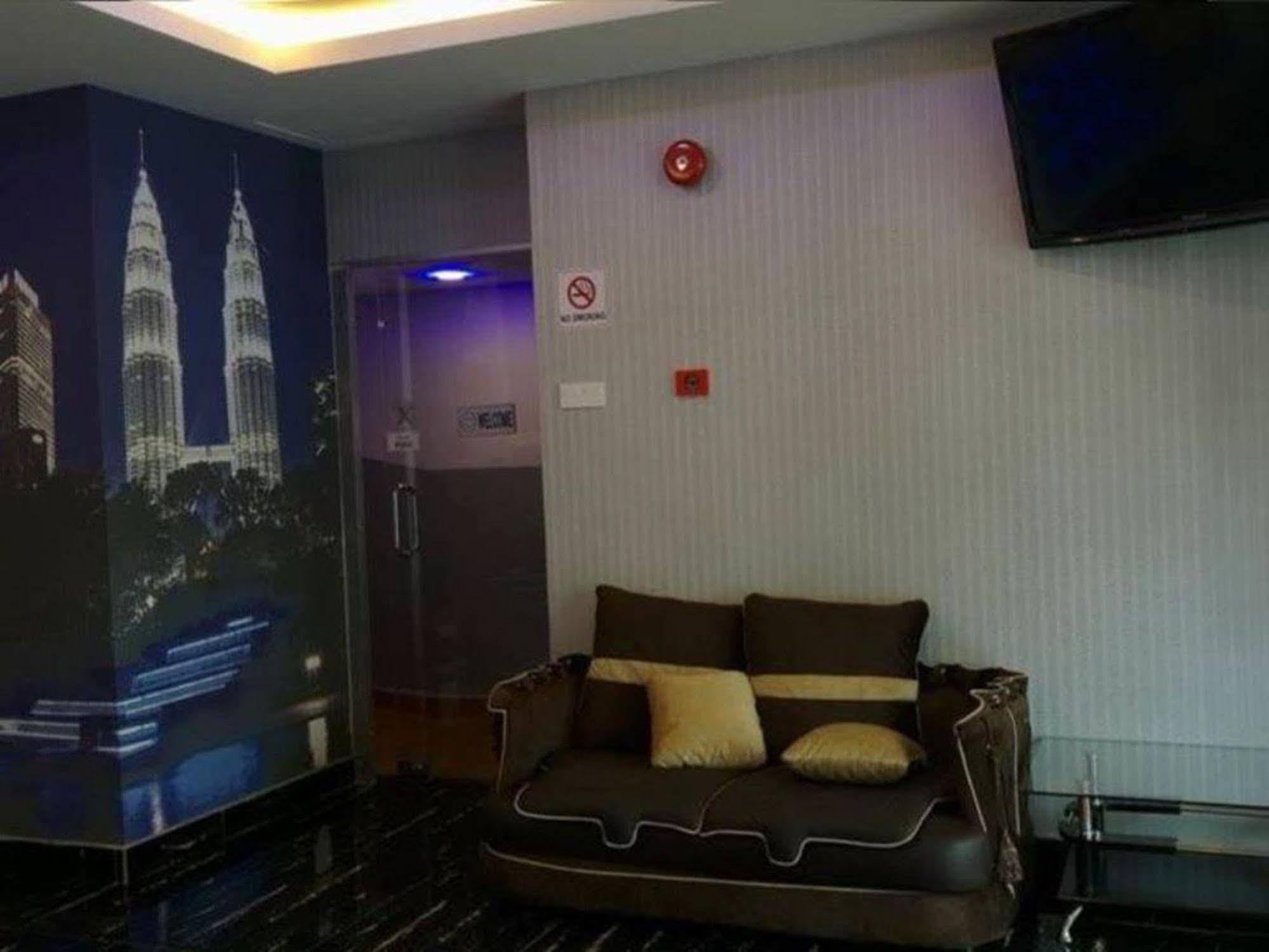 Oyo 176 Hotel Q Inn Petaling Jaya Exteriör bild