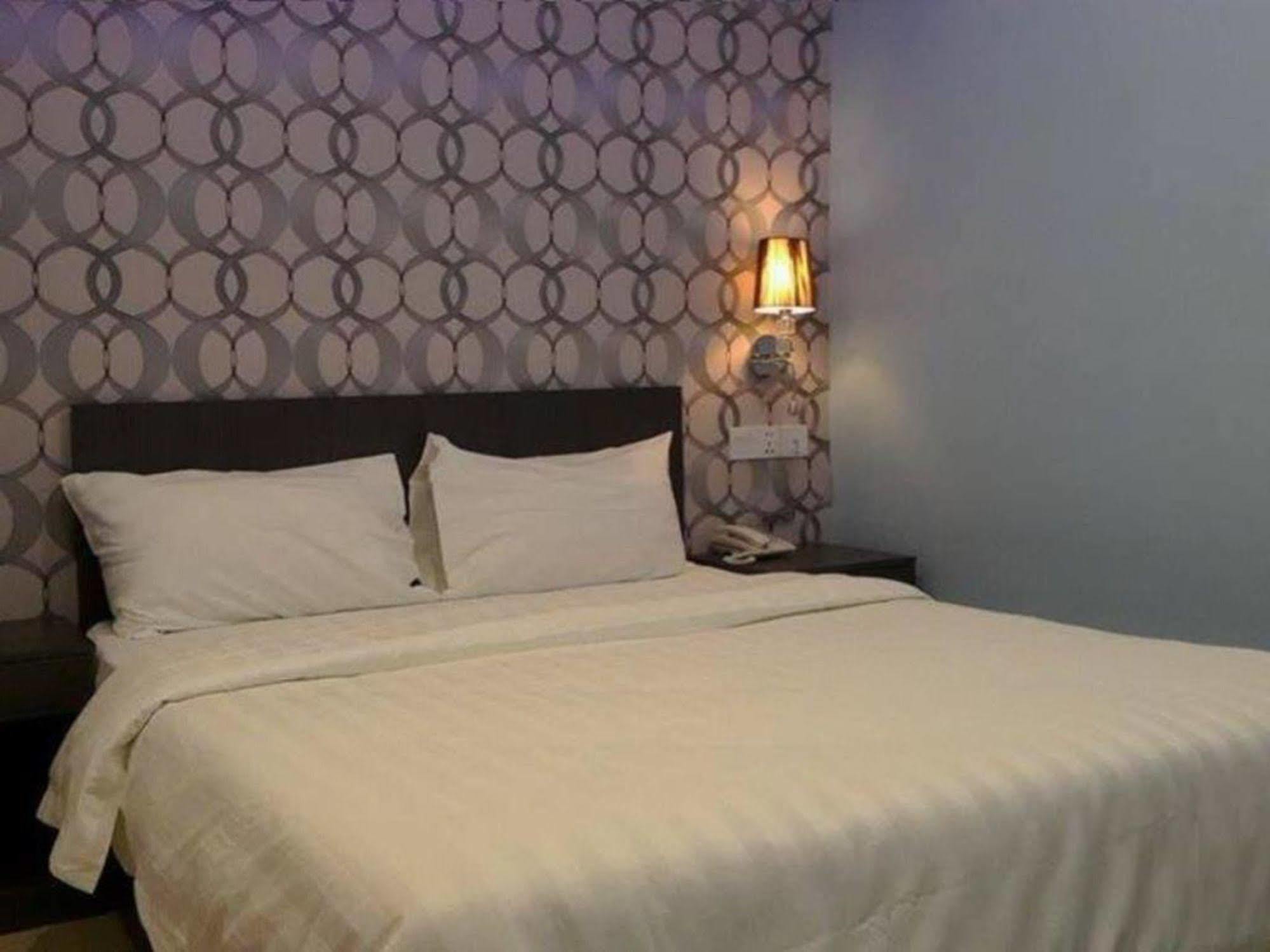 Oyo 176 Hotel Q Inn Petaling Jaya Exteriör bild
