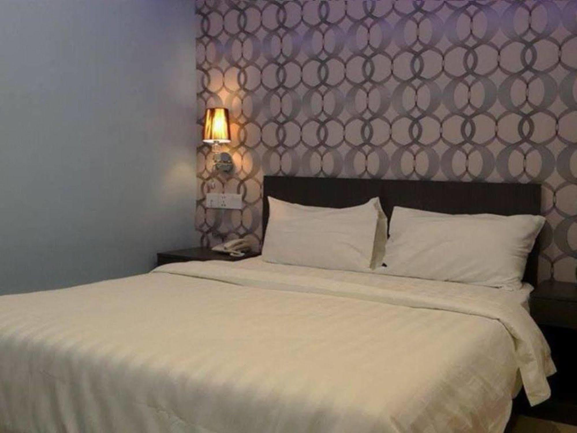 Oyo 176 Hotel Q Inn Petaling Jaya Exteriör bild