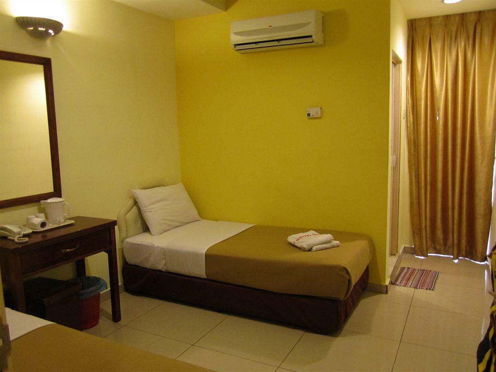 Oyo 176 Hotel Q Inn Petaling Jaya Exteriör bild